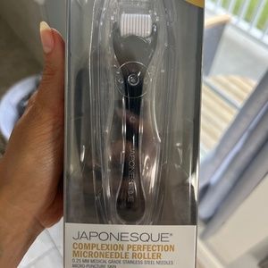 Japonesque complexion roller